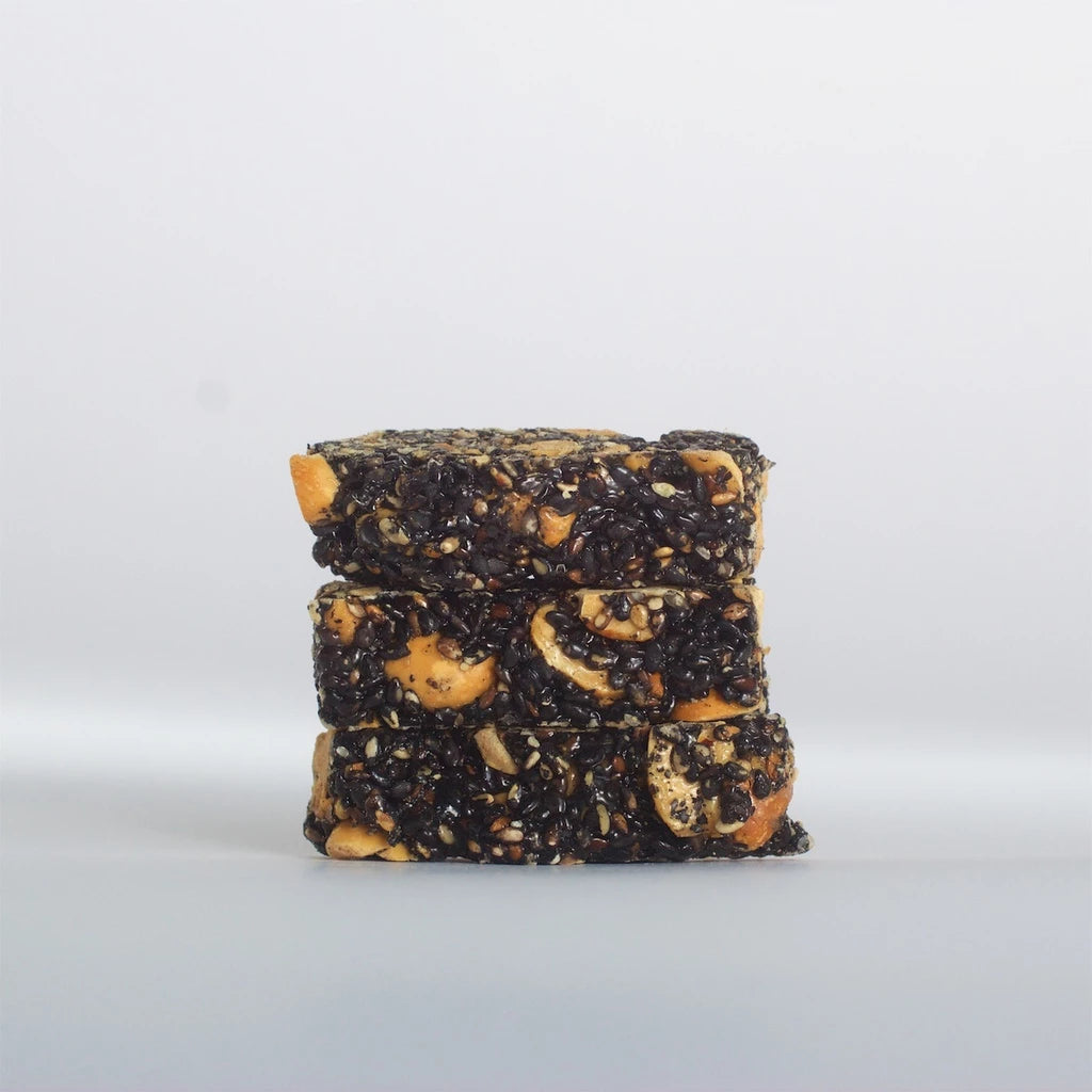 【大地花生工坊】黑芝麻花生角 200g/袋（可素食）｜經典花生糖 焙炒花生角系列