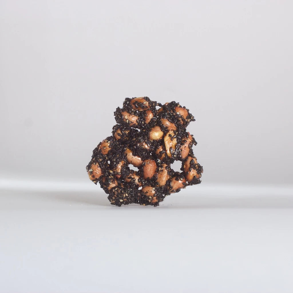 【大地花生工坊】黑芝麻花生片 200g/袋（可素食）｜經典花生糖 整粒花生片系列
